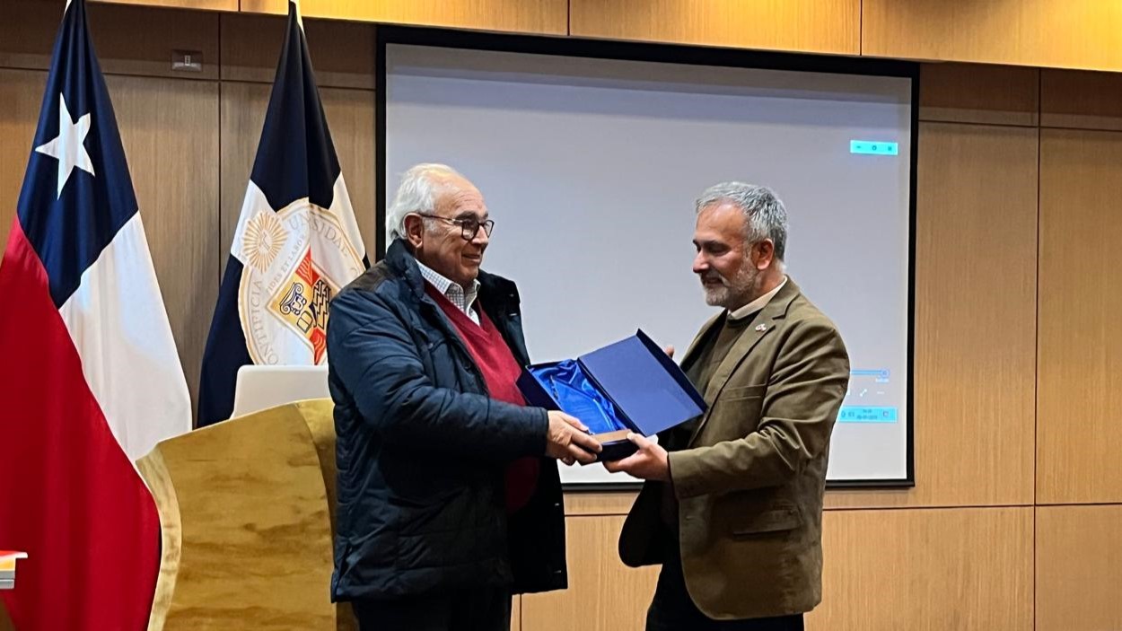 Dr. Marcel Szantó recibió el reconocimiento a su destacada labor en el Instituto de Geografía