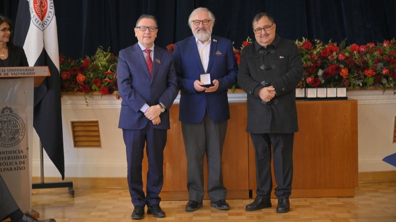 Profesor Jorge Negrete recibe la Medalla Centenario