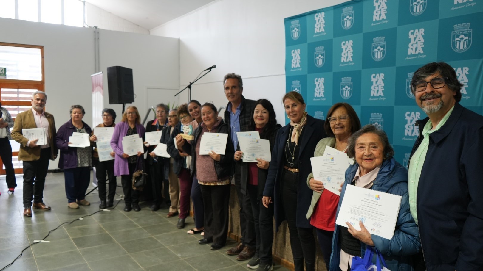 Con la presencia de autoridades de Entel y PUCV, Cartagena certifica a personas mayores como líderes en autonomía digital y gestión de riesgos