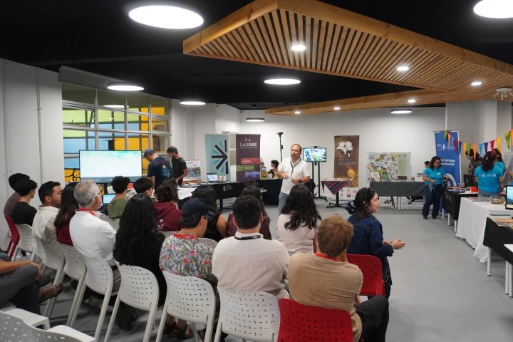 Feria de investigación marca la bienvenida a estudiantes de primer año de Geografía PUCV 2026