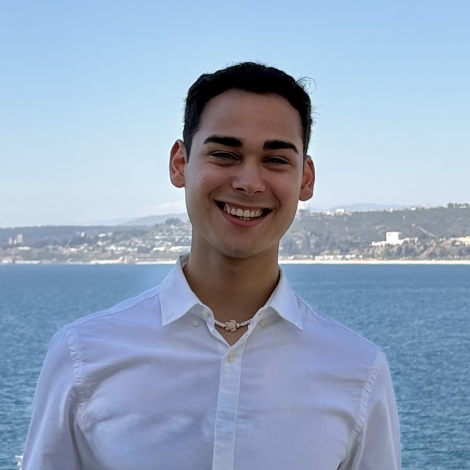 Talento que cruza fronteras: Cristóbal Radebach fortalece sudesarrollo académico entre Valparaíso, Inglaterra y ReinoUnido