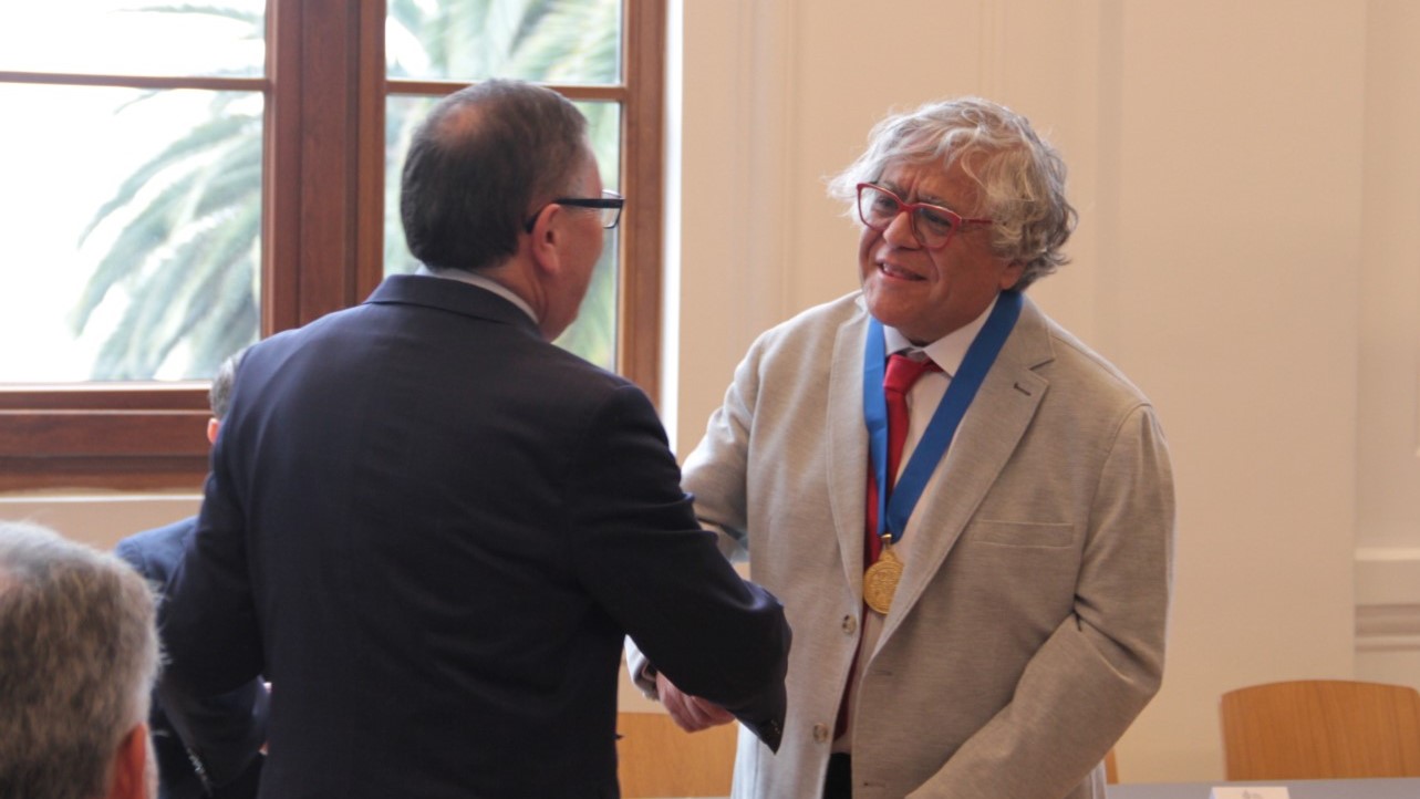 En solemne ceremonia el Profesor Luís Álvarez, es distinguido con el grado de Doctor Honoris Causa