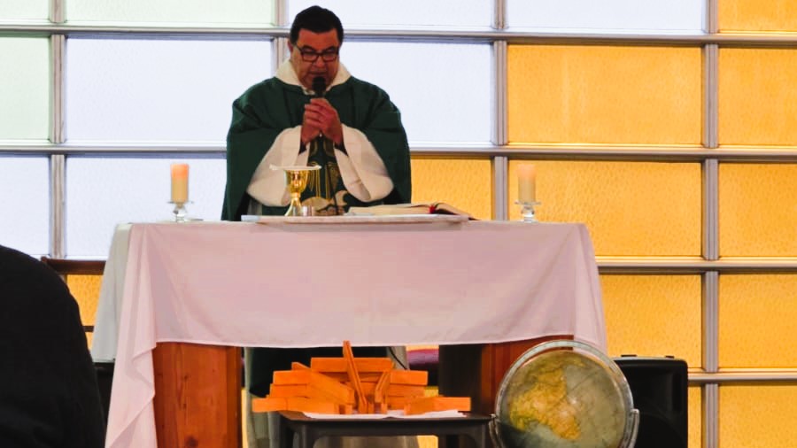 La Comunidad del Instituto de Geografía participa en eucaristía que bendijo las cruces de sus nuevo edificio