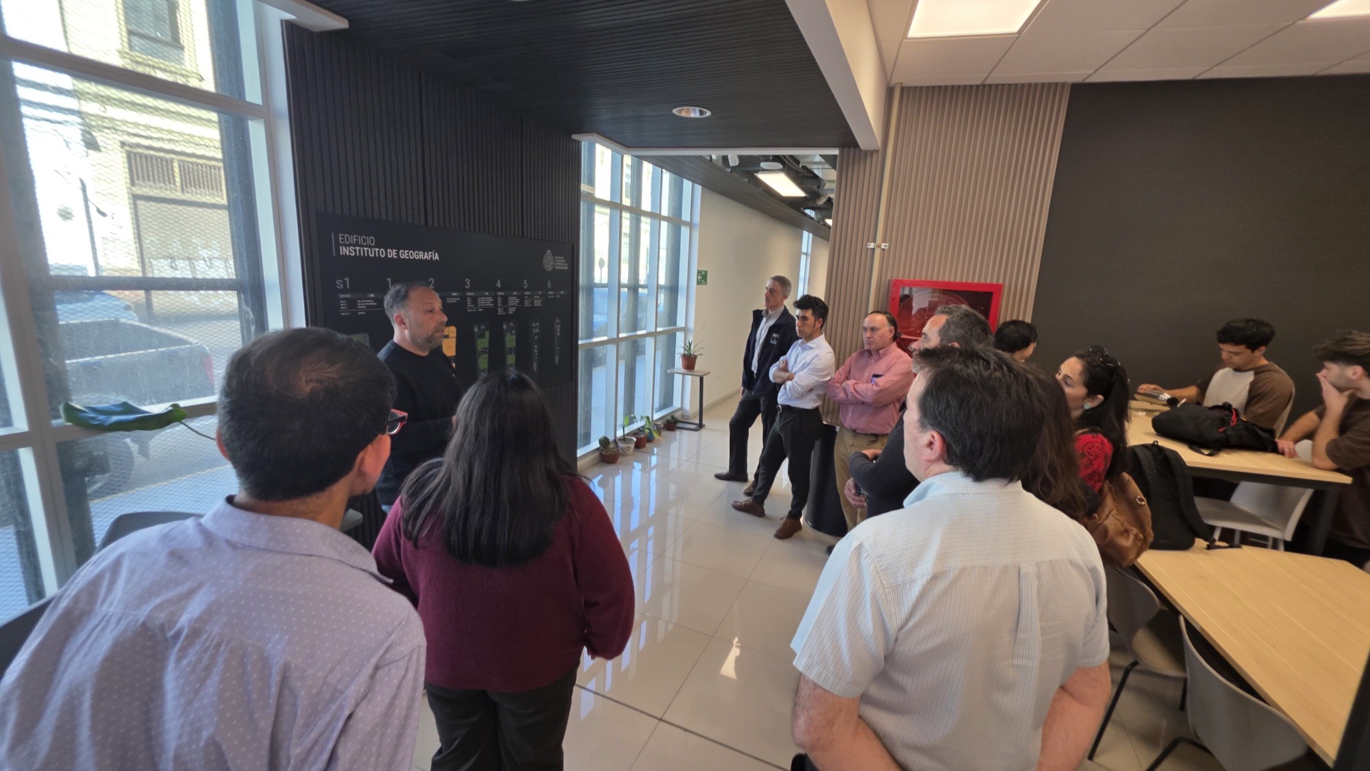 Exalumnos de Geografía PUCV de SUBPESCA visitaron las nuevas dependencias del Instituto de Geografía